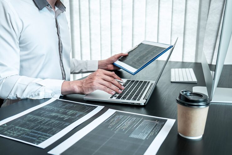 Photo 年輕程序員在it辦公室工作,在軟件 javascript電腦中工作,撰寫代碼和數據代碼網站,並編碼數據庫技術以尋找問題的解決方案.