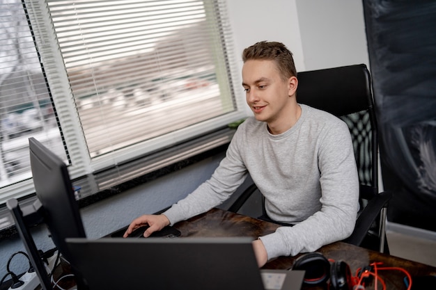 Foto giovane programmatore sul posto di lavoro.