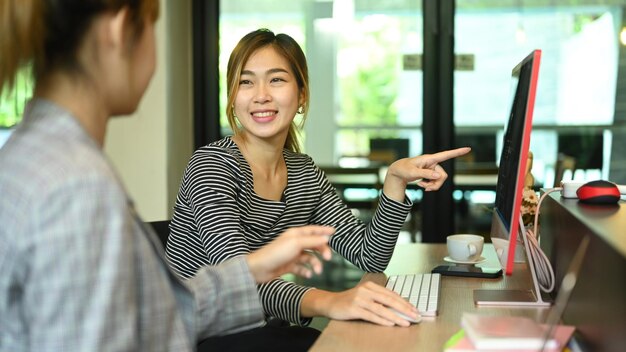 젊은 프로그래머 또는 소프트웨어 개발자 팀은 스타트업 회사에서 웹 사이트 프로젝트에 대해 함께 토론하는 브레인스토밍