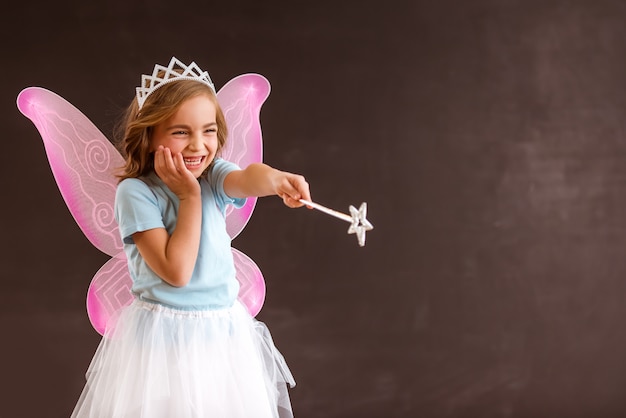 Photo young queen fairy with pink wings.