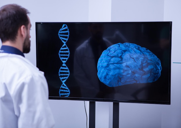 Foto giovane radiologo che analizza un cervello sano nel laboratorio dell'ospedale. medico specializzato in chirurgia della salute del cervello.