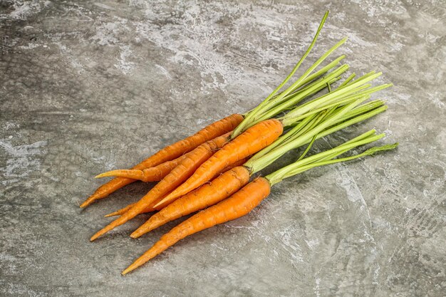 Изолированная куча молодой сырой органической моркови