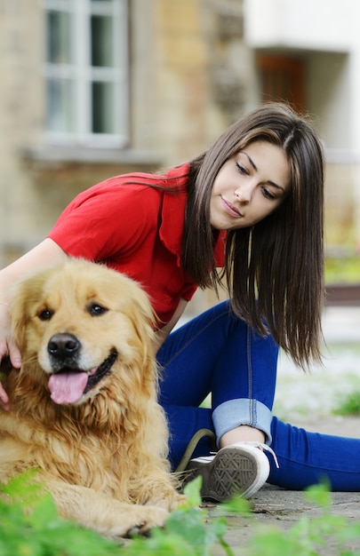 犬と一緒に通りに行く若者たち