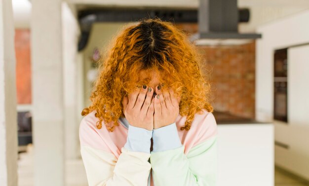 Foto giovane donna latina dai capelli rossi nella nuova bella casa