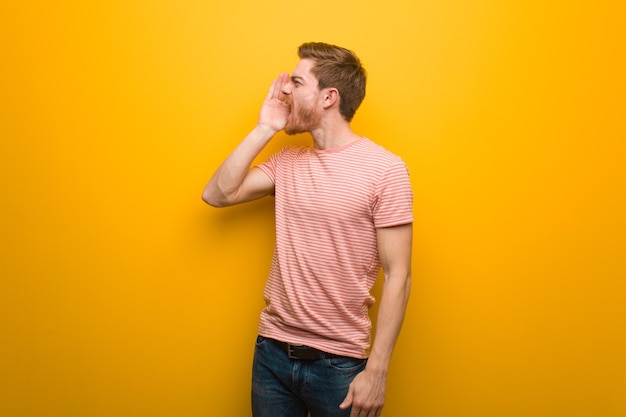 Photo young redhead man whispering gossip undertone