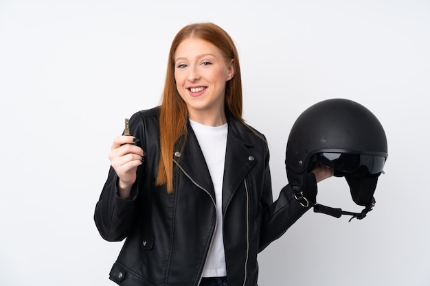 오토바이 헬멧을 가진 젊은 빨강 머리 여자