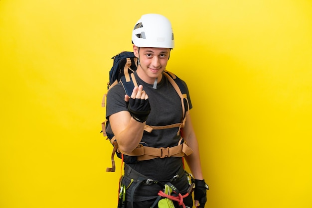 Photo young rock climber brazilian man inviting to come with hand happy that you came