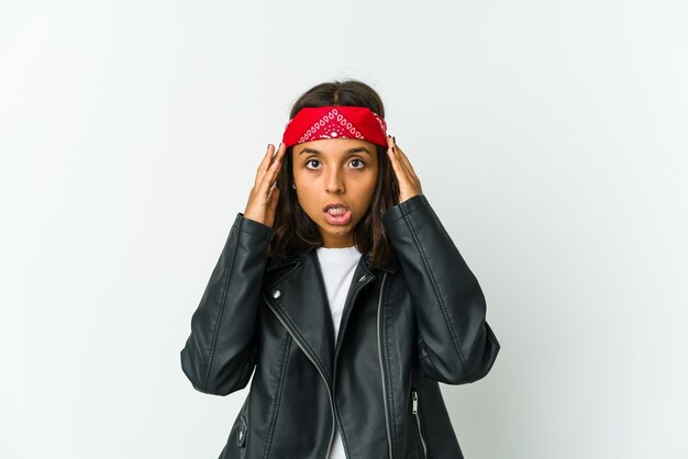 Photo young rocker woman praying, showing devotion