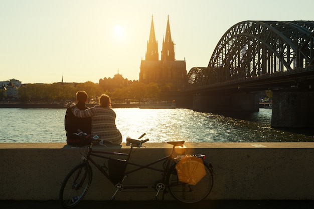 Photo young romantic couple spending their vacation in cologne, germany.