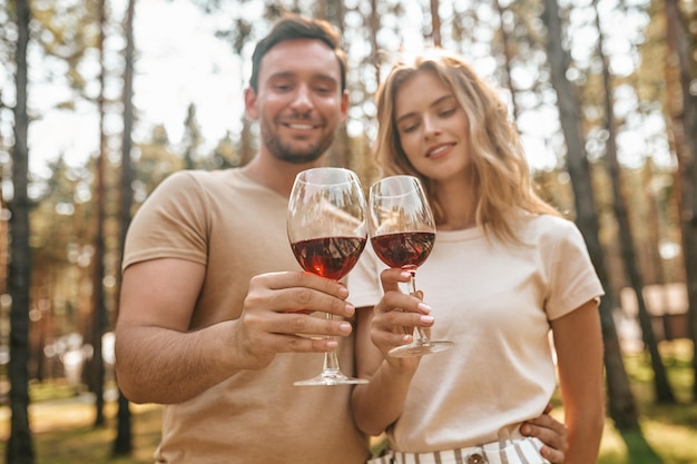 Giovani coppie romantiche che brindano alla loro relazione