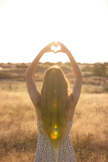 Photo young romantic woman at sunset