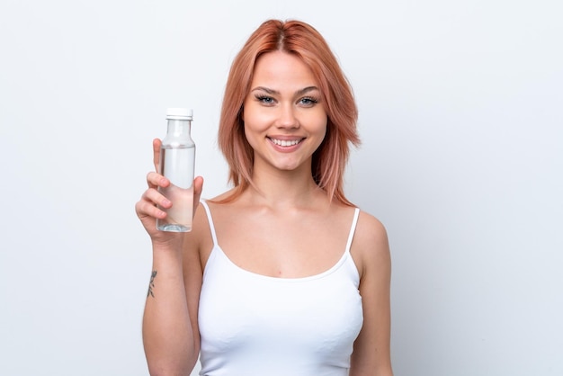 Молодая русская девушка с бутылкой воды на белом фоне много улыбается