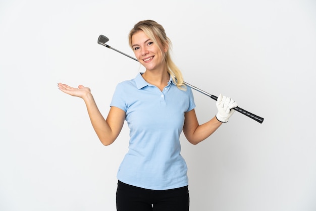 Giovane donna russa del golfista isolata sulla parete bianca che estende le mani al lato per invitare a venire