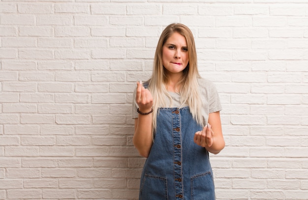 Donna giovane hipster russo facendo un gesto di necessità