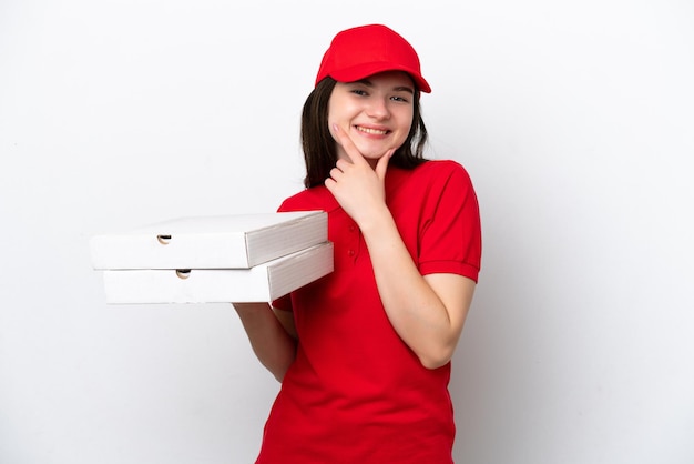 Foto giovane consegna pizza russa raccogliendo scatole di pizza isolate su sfondo bianco felice e sorridente