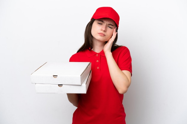 Giovane consegna di pizza russa che raccoglie scatole di pizza isolate su sfondo bianco con mal di testa