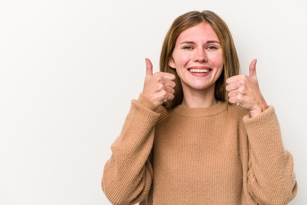 Foto giovane donna russa isolata su sfondo bianco sorridente e alzando il pollice