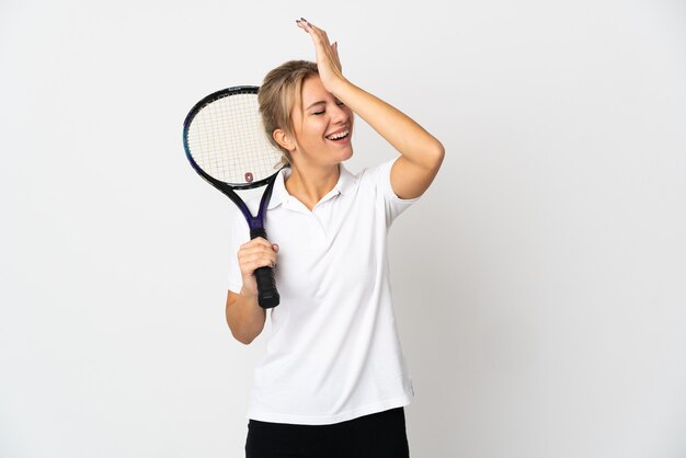 흰색 배경에 고립 된 젊은 러시아 여자 테니스 선수