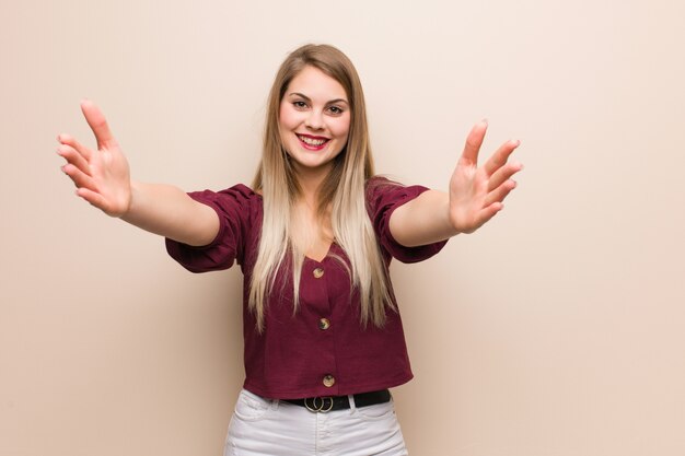 Photo young russian woman very happy giving a hug to the front