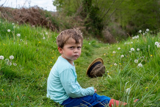 Un giovane bambino triste in natura