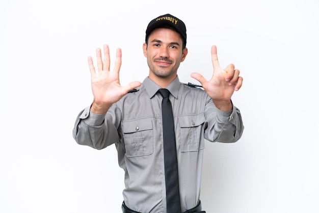 Giovane uomo di salvaguardia su sfondo bianco isolato contando sette con le dita