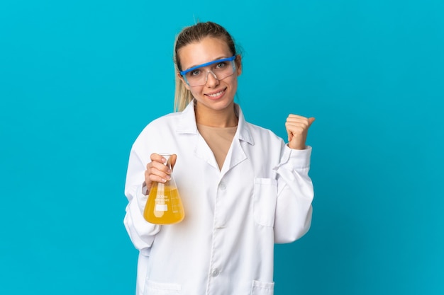 Foto giovane donna di scienza isolata sull'azzurro
