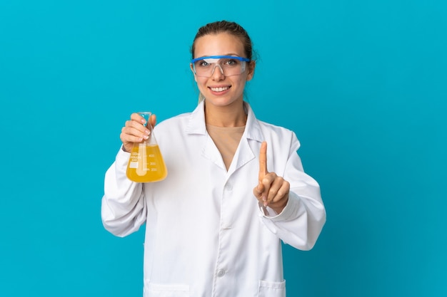 Foto giovane donna di scienza isolata sull'azzurro