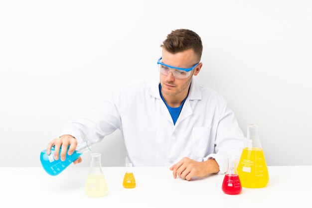 Foto giovane scientifico con un sacco di pallone da laboratorio