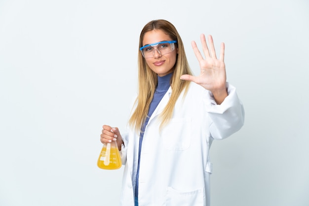 若い科学的な女性は指で5を数えて分離