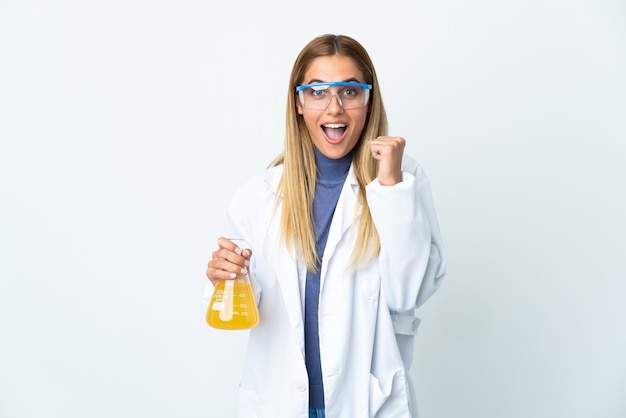 Giovane donna scientifica isolata su sfondo bianco che celebra una vittoria nella posizione del vincitore