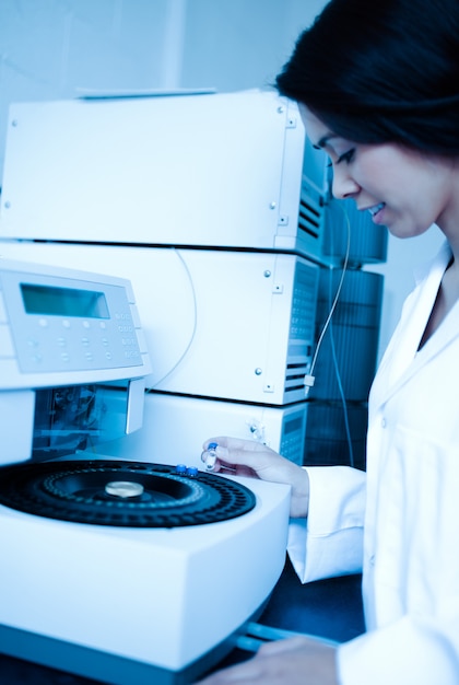Photo young scientist using a centrifuge