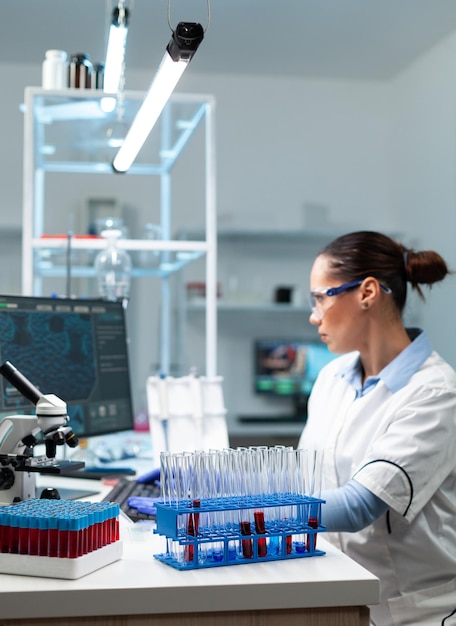 Foto giovane scienziato che lavora in laboratorio