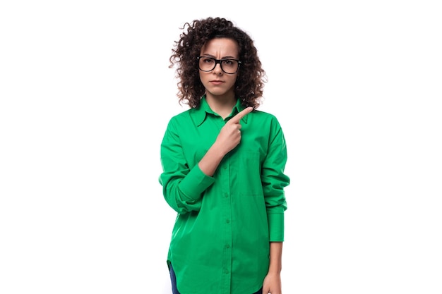 Photo young secretary brunette woman with curly hair dressed in a green shirt