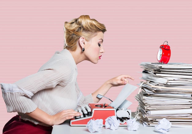 写真 タイピングマシンで働く若い秘書