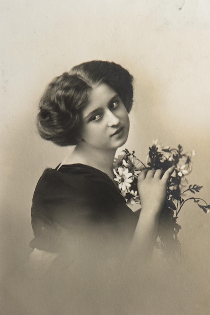 Photo young sentimental woman with flowers