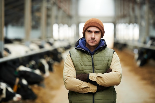 Photo young serious male owner of large modern livestock farm