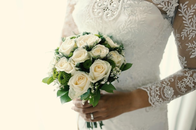 Молодая сексуальная невеста в эротическом белье невесты утром с цветком