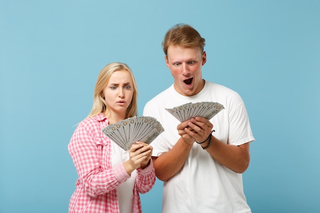 Photo young shocked couple two friends guy and woman in white pink t-shirts posing