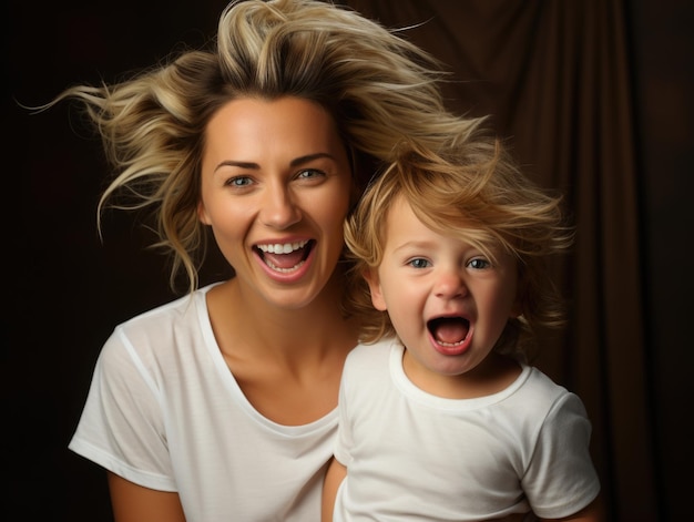 Foto giovane madre scioccata che tiene un bambino in braccio