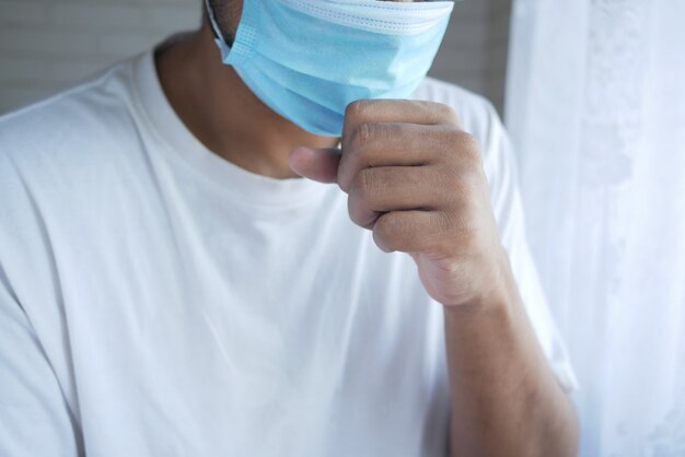 Photo young sick man coughing and sneezes