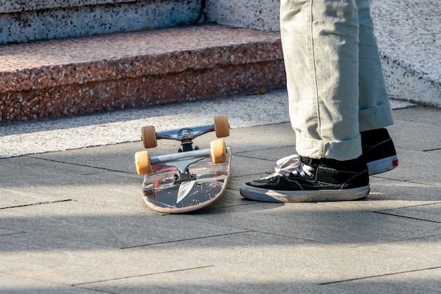 Giovane guidatore di skateboard nel parco di batumi, sport life. persone