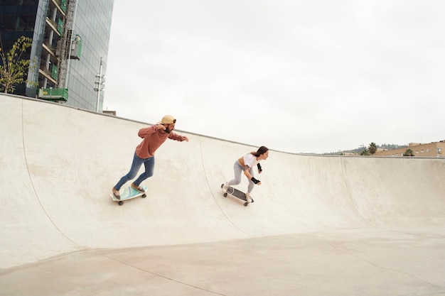 skatepark에서 젊은 스케이터