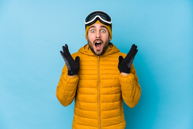 Фото Молодой лыжник кавказских человек удивлен и шокирован.