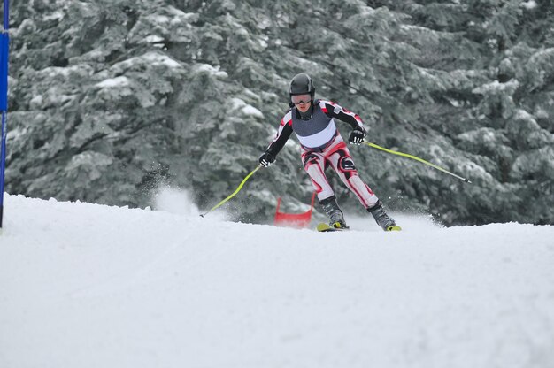 Photo young skier race fast downhil at winter snow scene