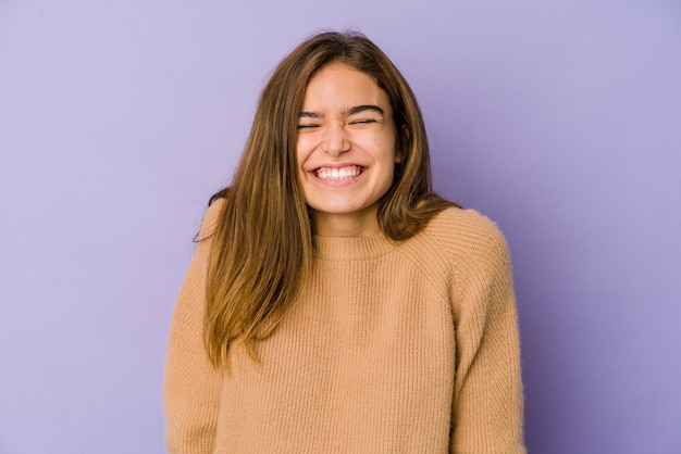 Foto giovane adolescente magro ragazza caucasica su viola ride e chiude gli occhi, si sente rilassato e felice.