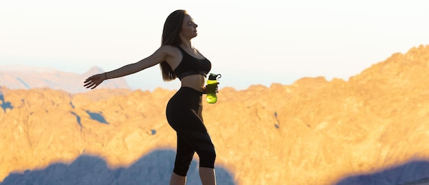 Una giovane ragazza atletica esile in abiti sportivi esegue una serie di esercizi fitness e stile di vita sano