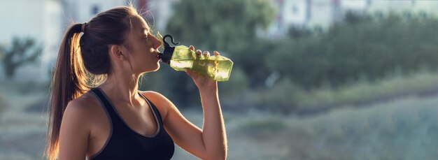 Photo a young slim athletic girl in sportswear performs a set of exercises fitness and healthy lifestyle