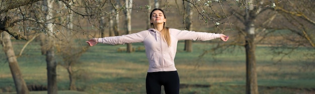 Foto una giovane ragazza atletica esile in abiti sportivi esegue una serie di esercizi fitness e stile di vita sano