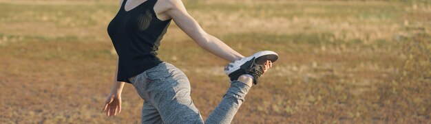 Photo a young slim athletic girl in sportswear with snakeskin prints performs a set of exercises resting after yoga practice