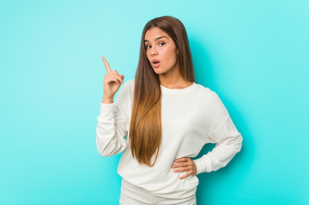 Foto giovane donna sottile che ha un'idea, concetto di ispirazione.